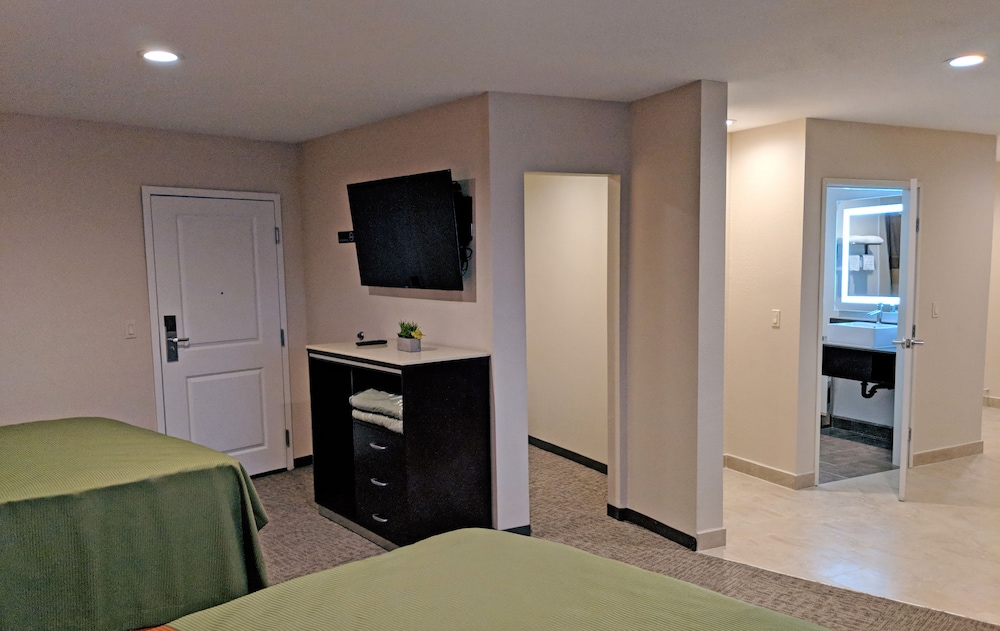 EPIC Hotel Pico Rivera 20/41
