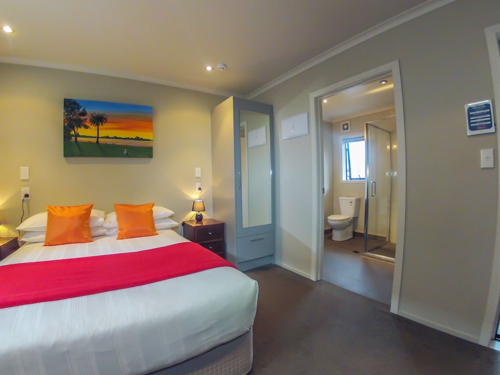 Albert Court Motor Lodge 14/57