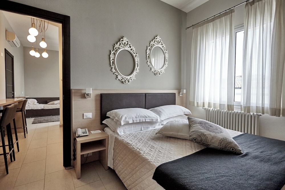 Rouge Hotel International 24/50