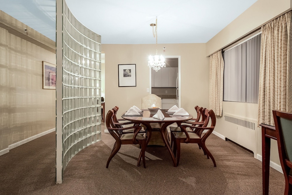 The Rosellen Suites At Stanley Park 54/74