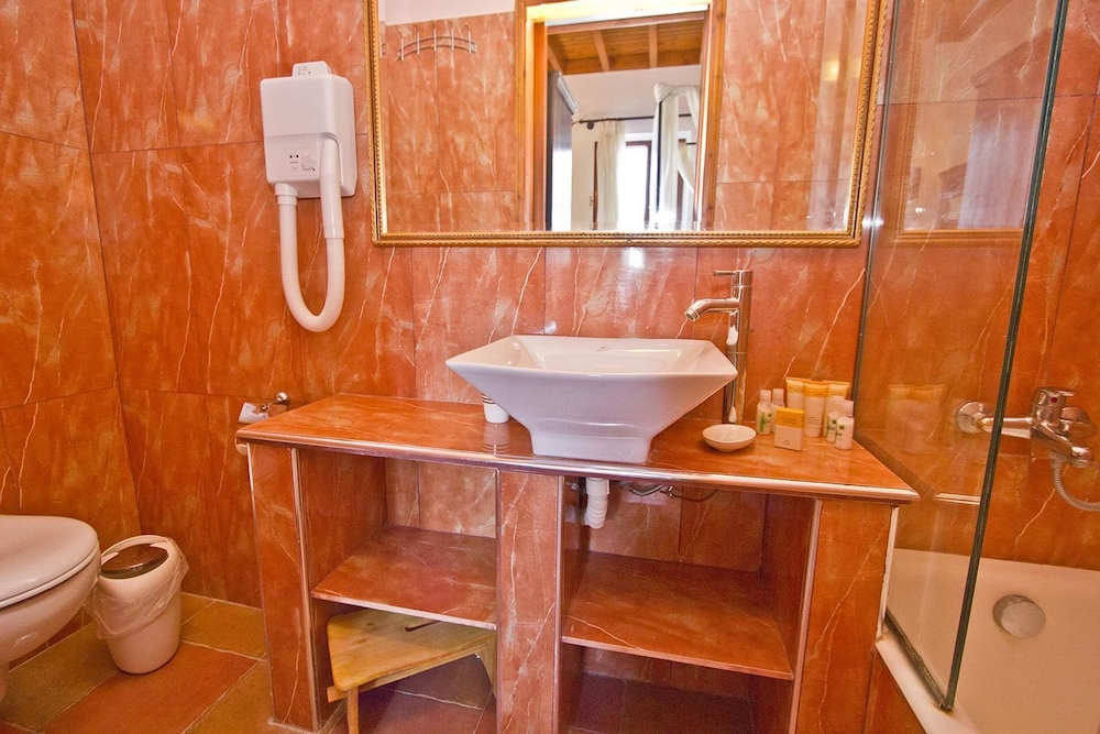 Camelot Traditional And Classic Hotel 53/56