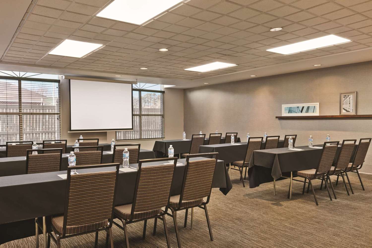 Country Inn and Suites by Radisson, Petersburg, VA 28/34