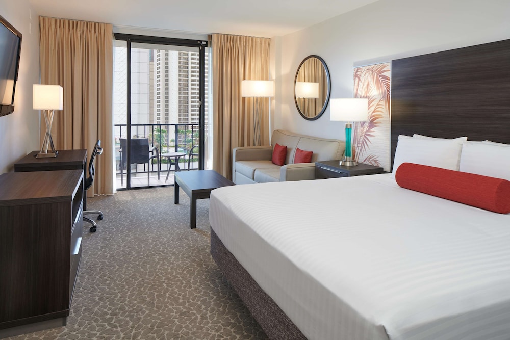 Lanai, Queen Bed, City View