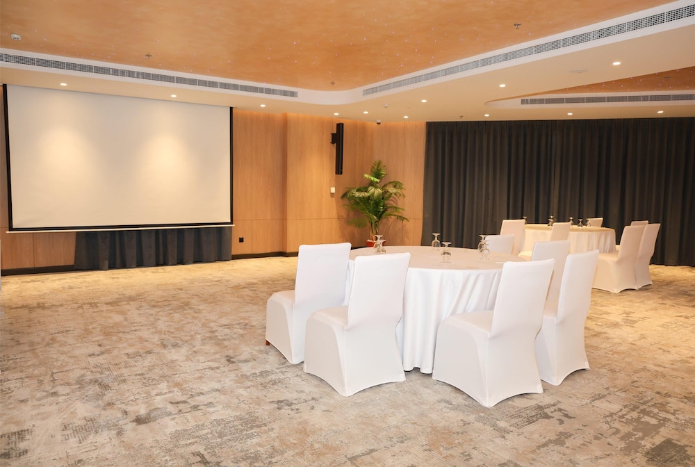 Park Inn by Radisson Muscat 43/50