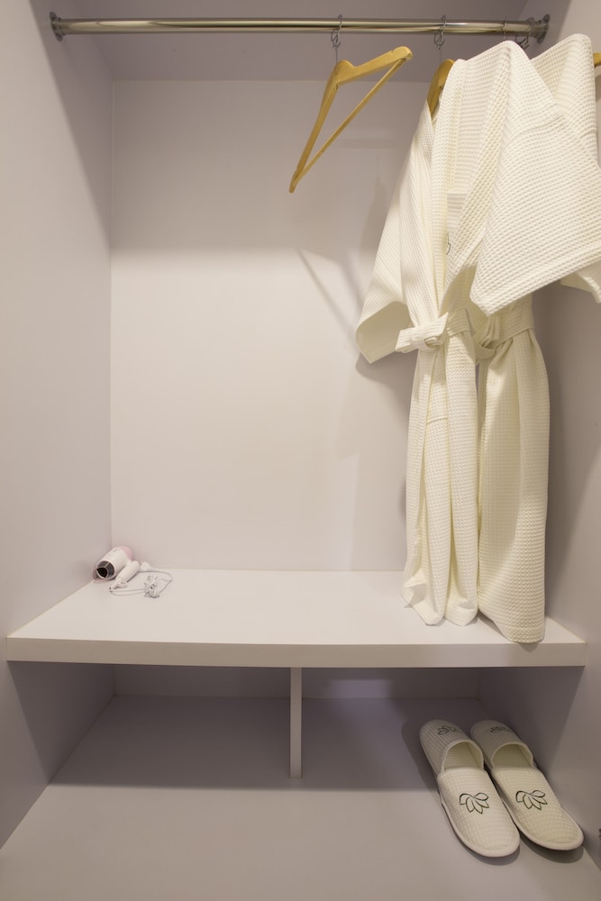 WORKING AREA, KING BED