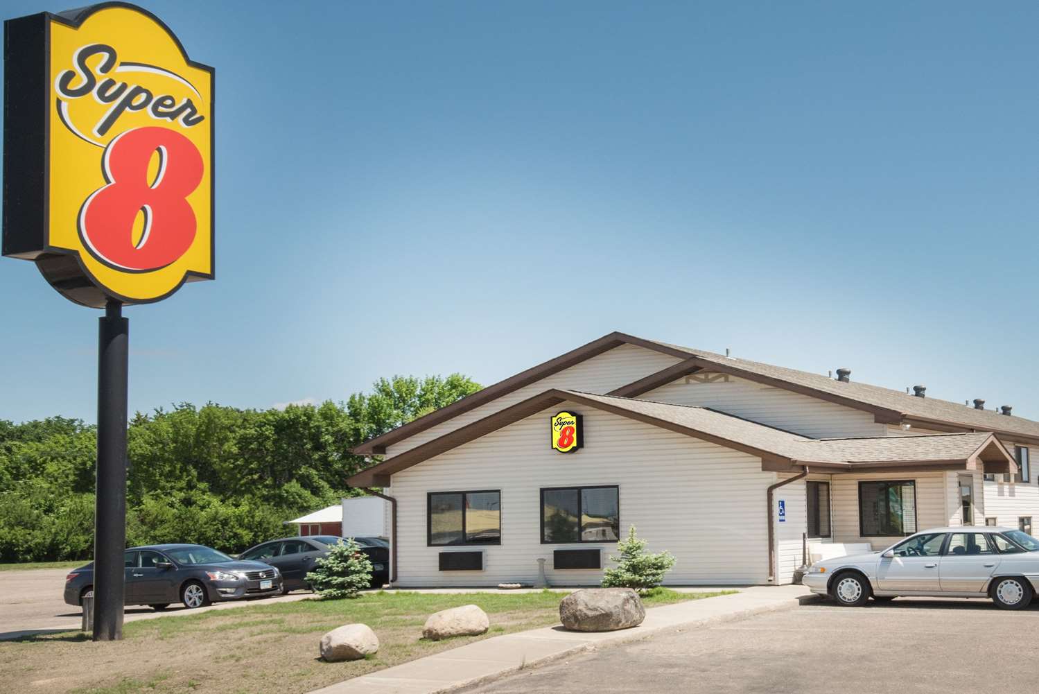 Super 8 By Wyndham Jamestown 1/7