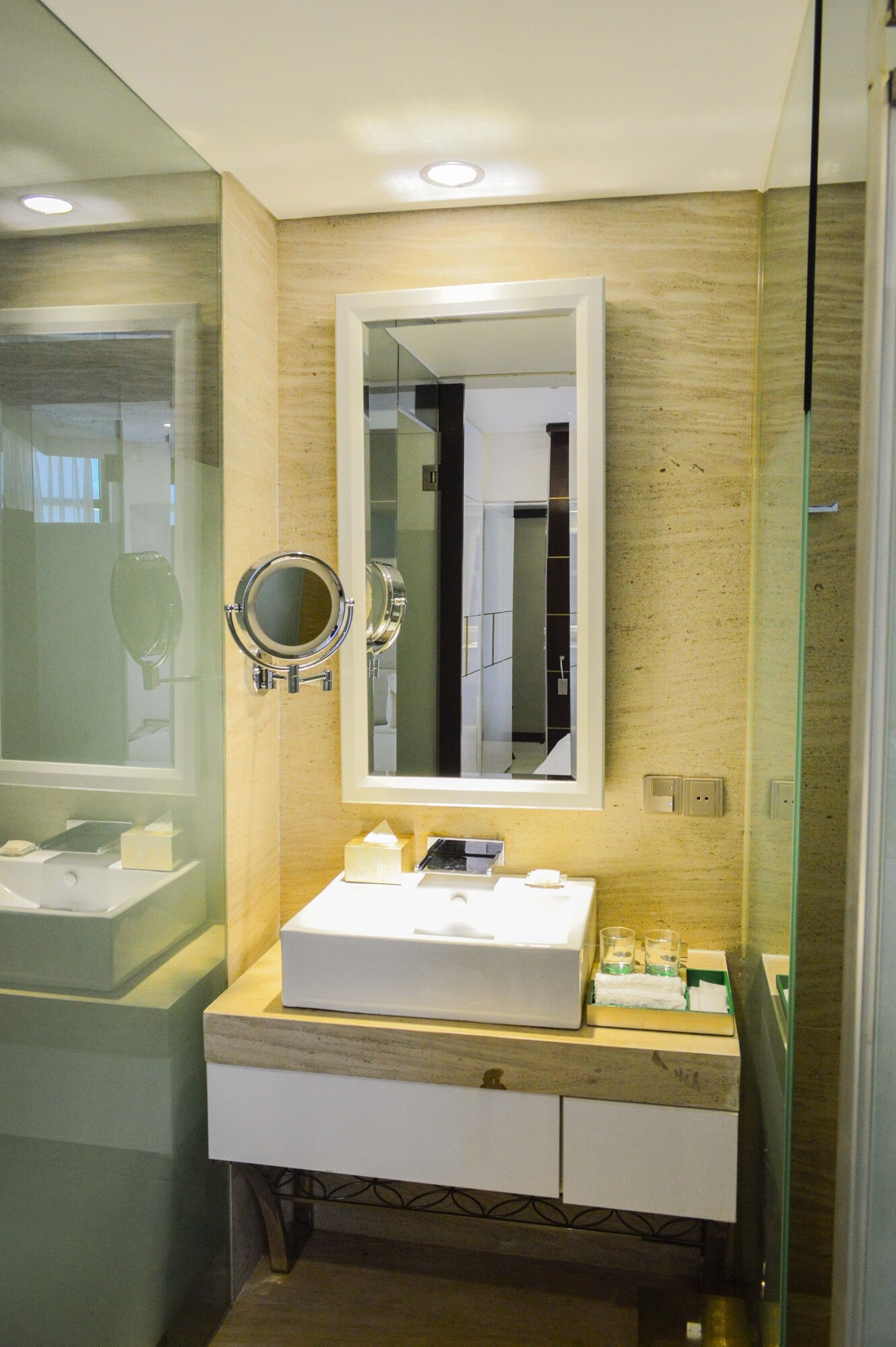 Deluxe, Twin Beds, City View, Holiday Beach Hotel Danang 9/10