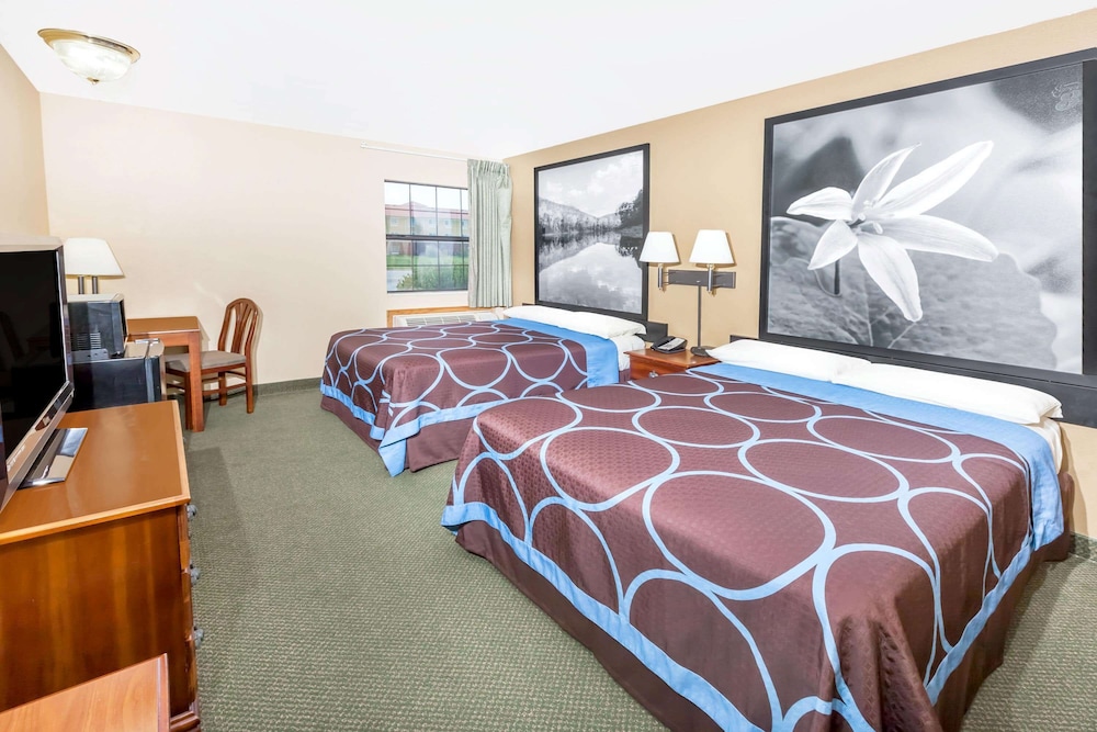 Super 8 by Wyndham Pine Bluff 4/22
