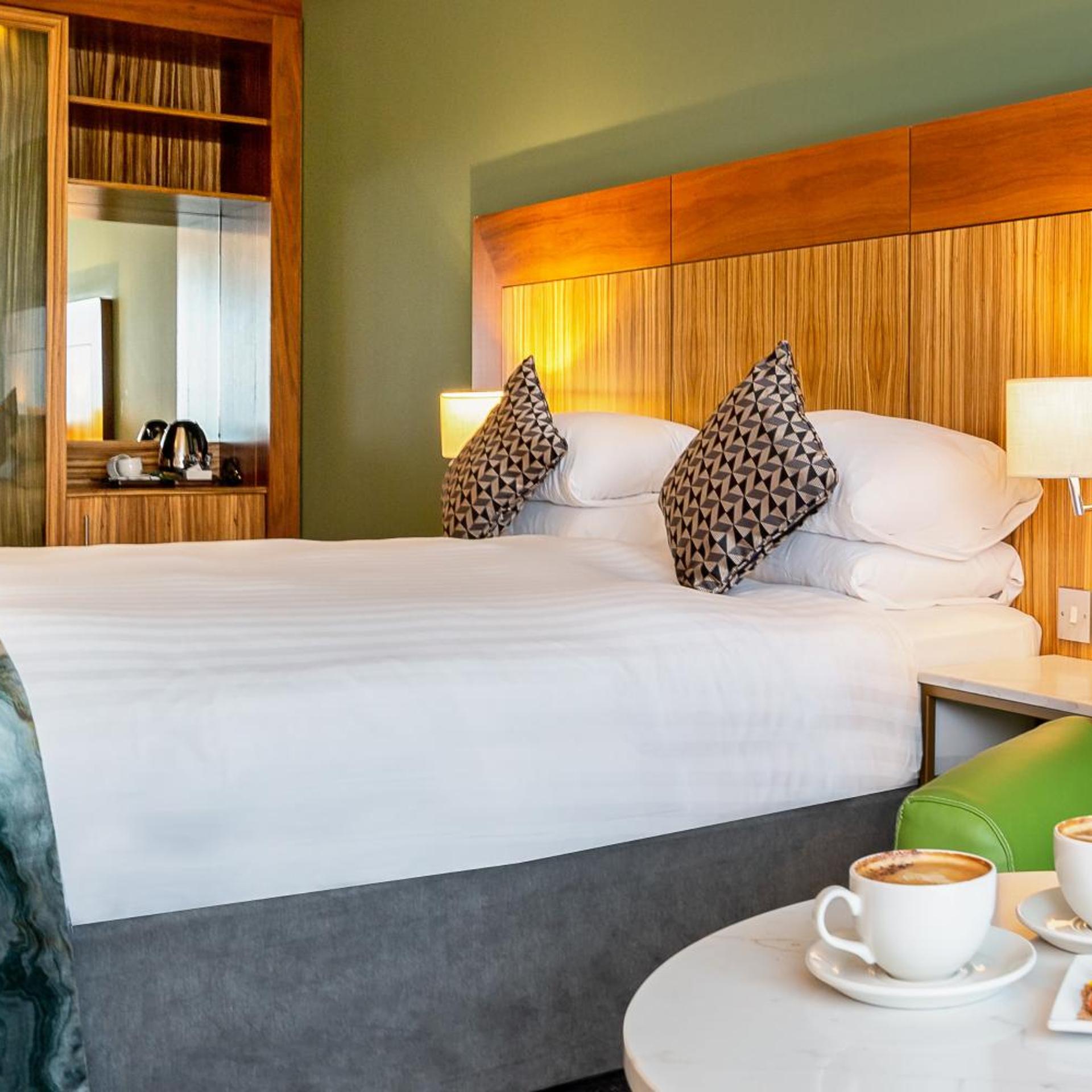 Deluxe, Double Bed, River View, Glasshouse Hotel 8/9