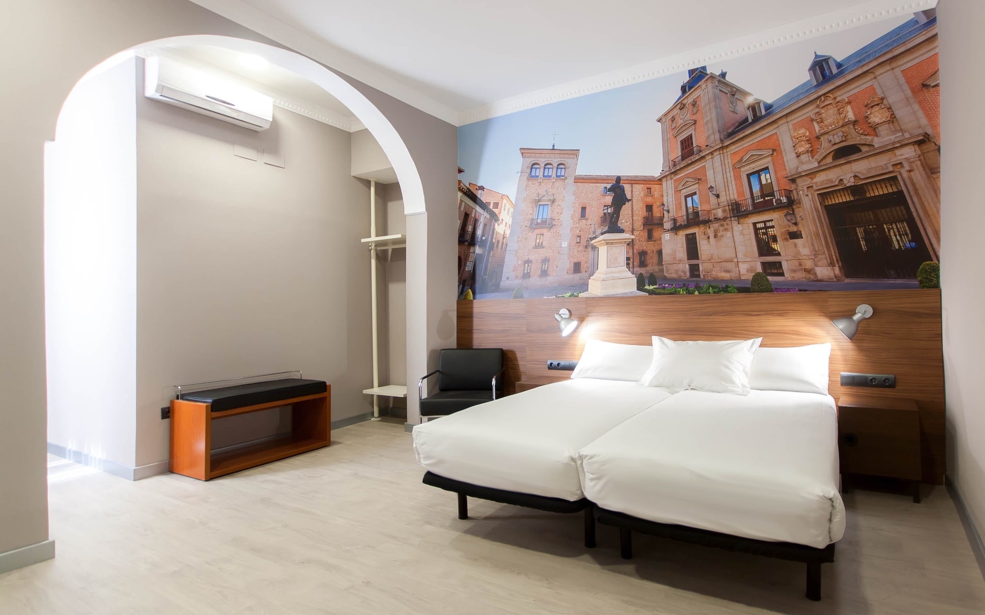 ROOM, TWIN BEDS