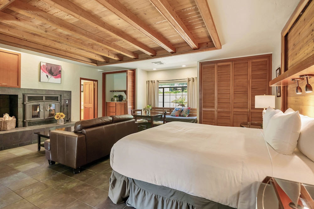 SUITE, POOL SIDE