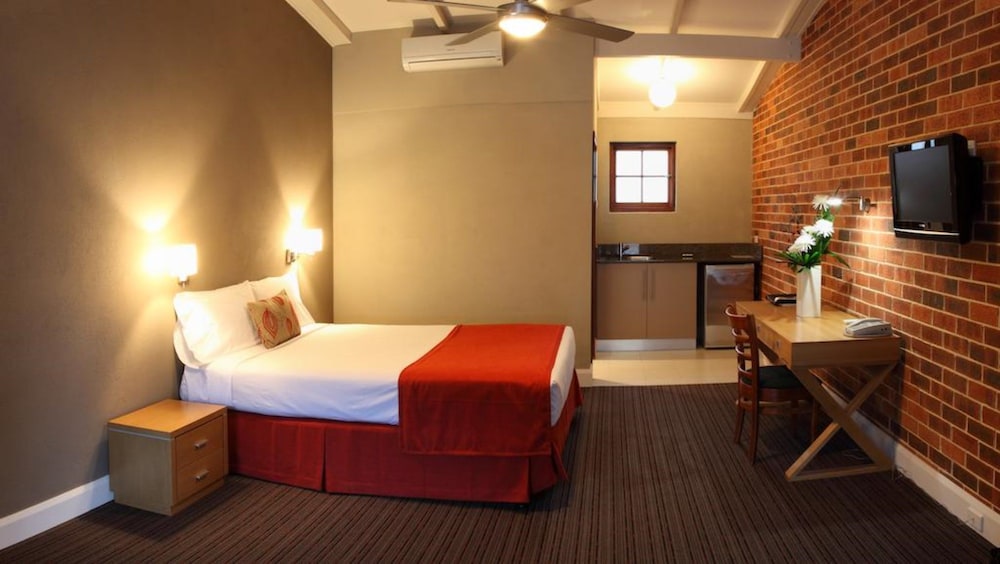 Rose & Crown Hotel 18/49