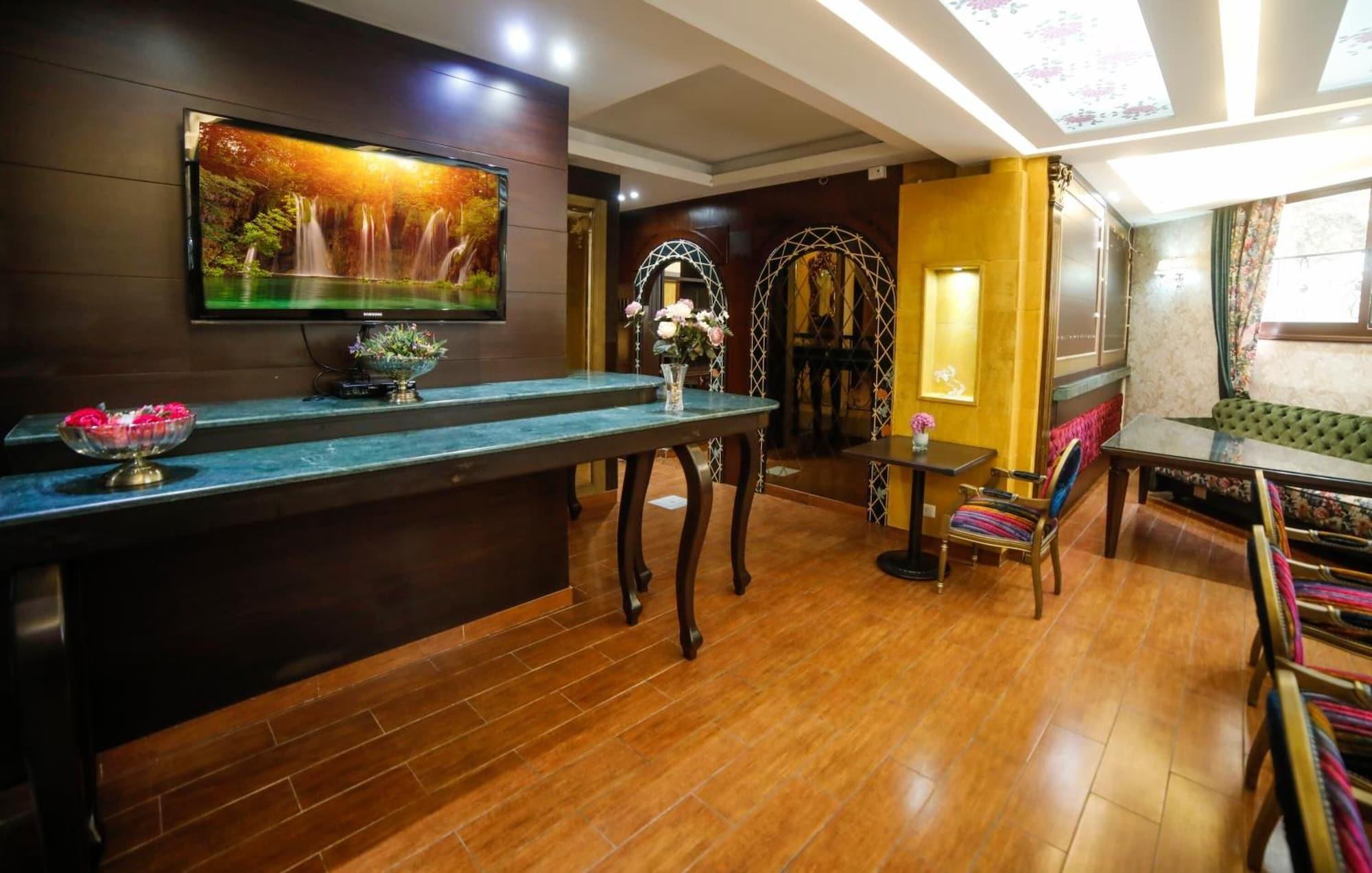 Villa Queens Hotel 26/32