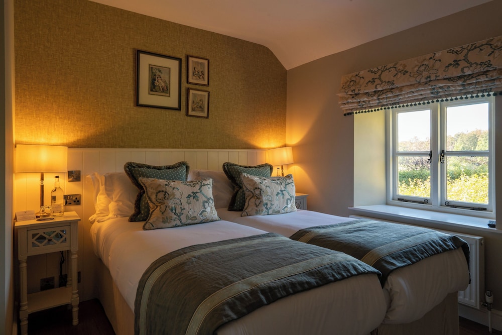2 Bedrooms, Manor, Cottage, 1 Single and 2 Double Beds, 3 Double Beds