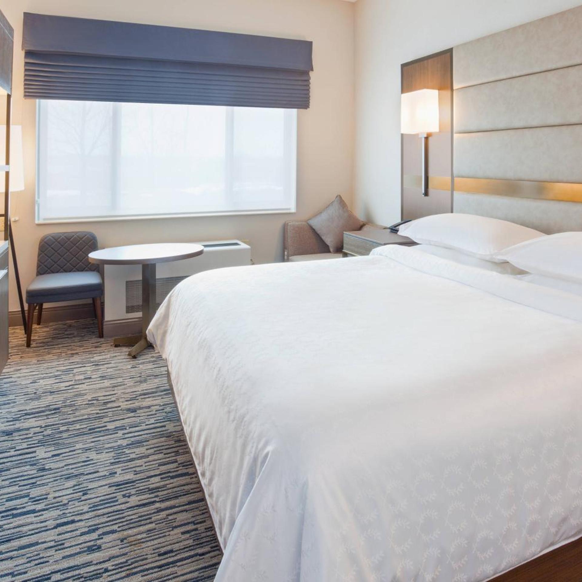 Guest Room, King Bed, Club Floor