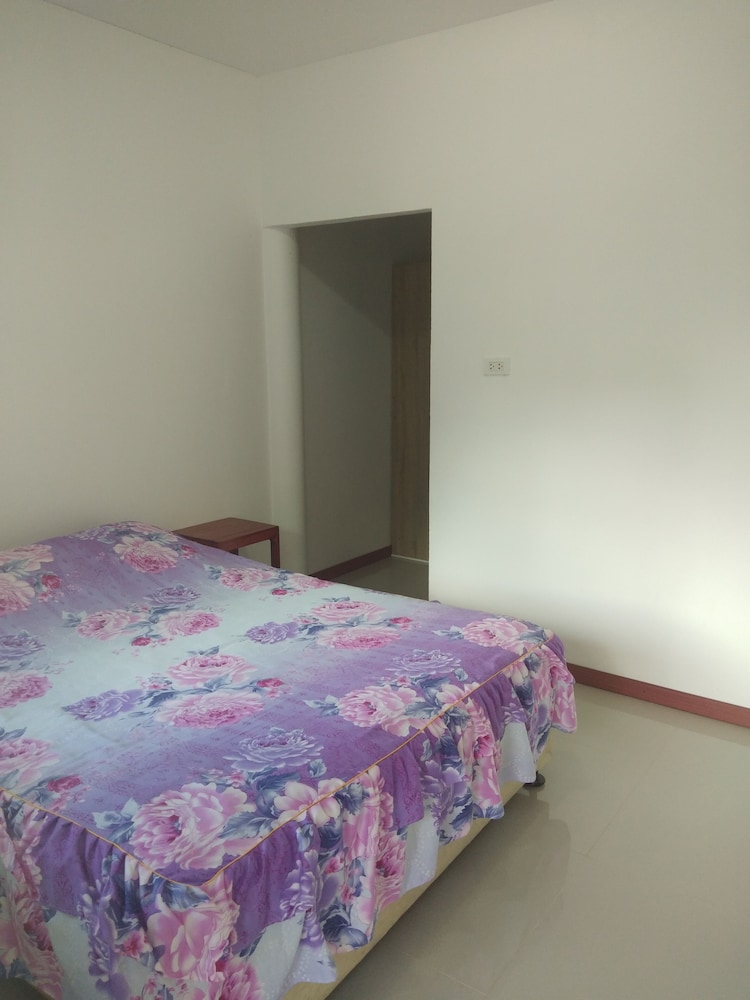 Chomlay Restaurant & Room For Rent 9/27