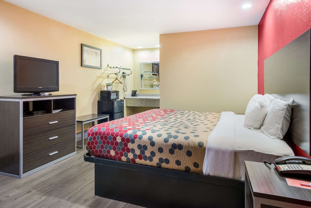 Econo Lodge Lake Charles University Area 20/48