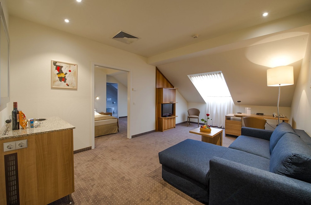 Hilight Suites Hotel 41/49