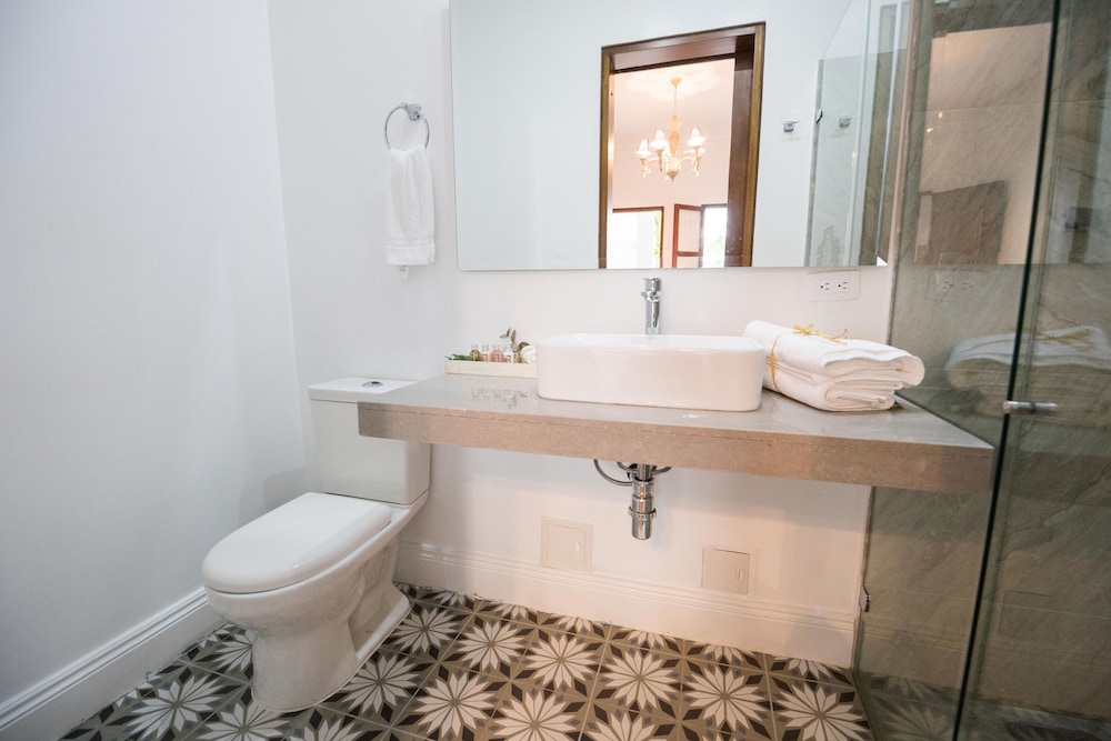 LECLERC HOTEL BOUTIQUE 24/70