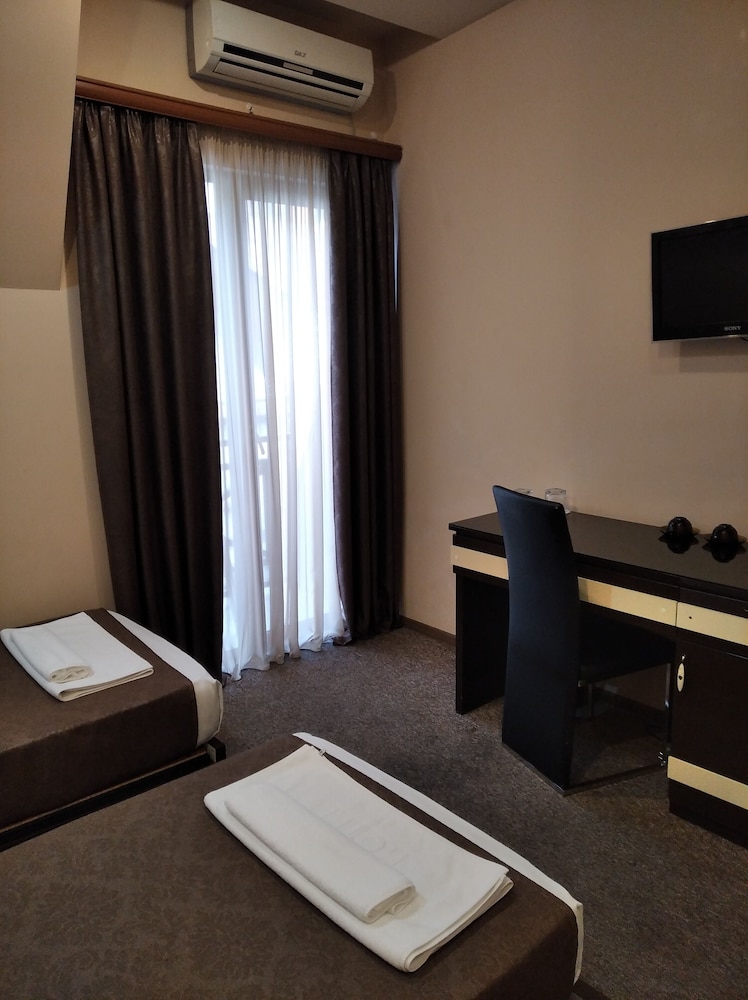Diplomat Hotel Tbilisi 40/50