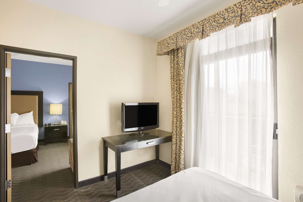Days Inn by Wyndham Mackinaw City/Bridgeview Area 30/61