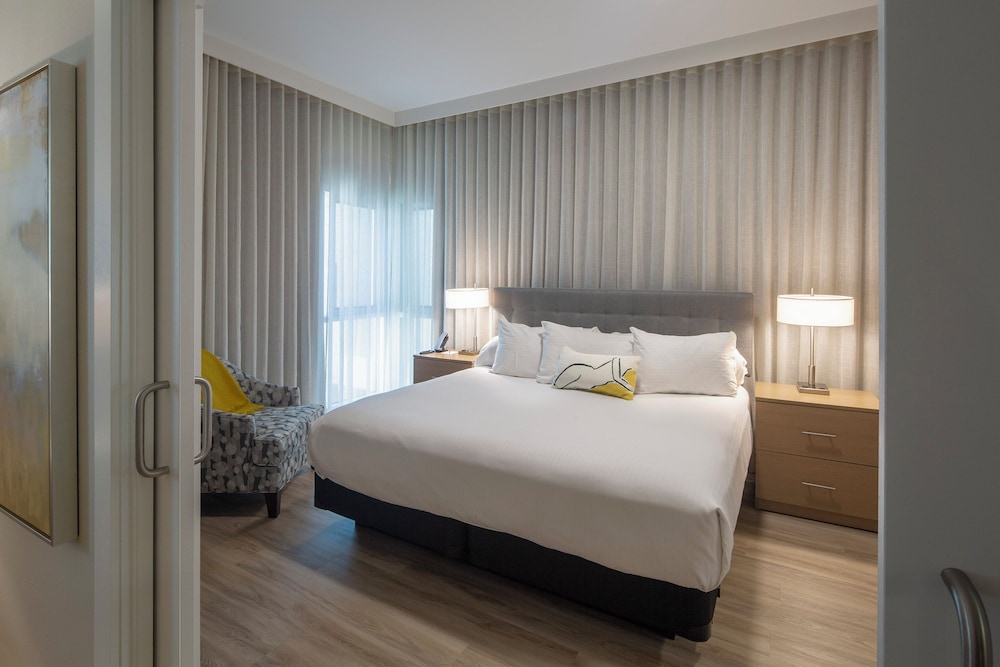 Cityscape, Luxury, Suite, Apartment, King Bed, Sofa