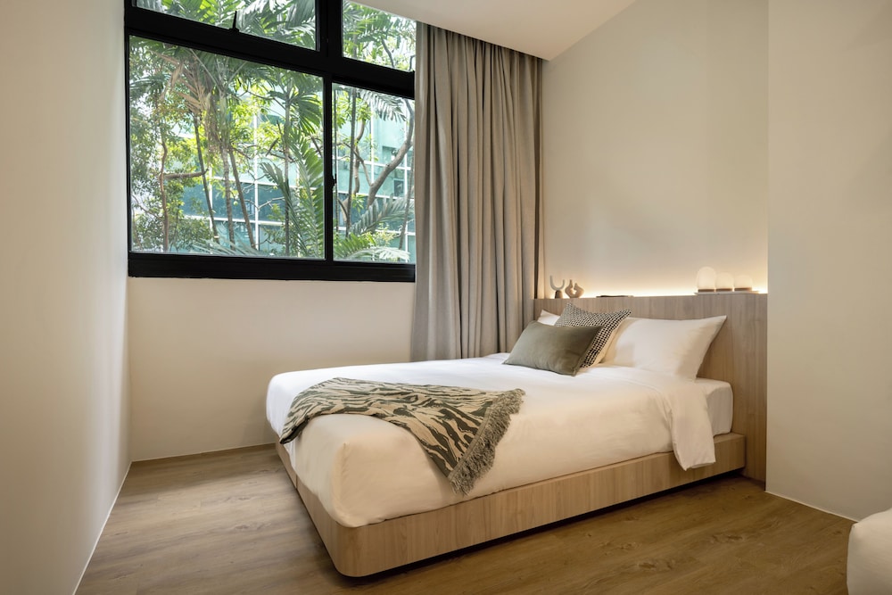 2 BEDROOMS, PREMIER, SUITE, KITCHENETTE
