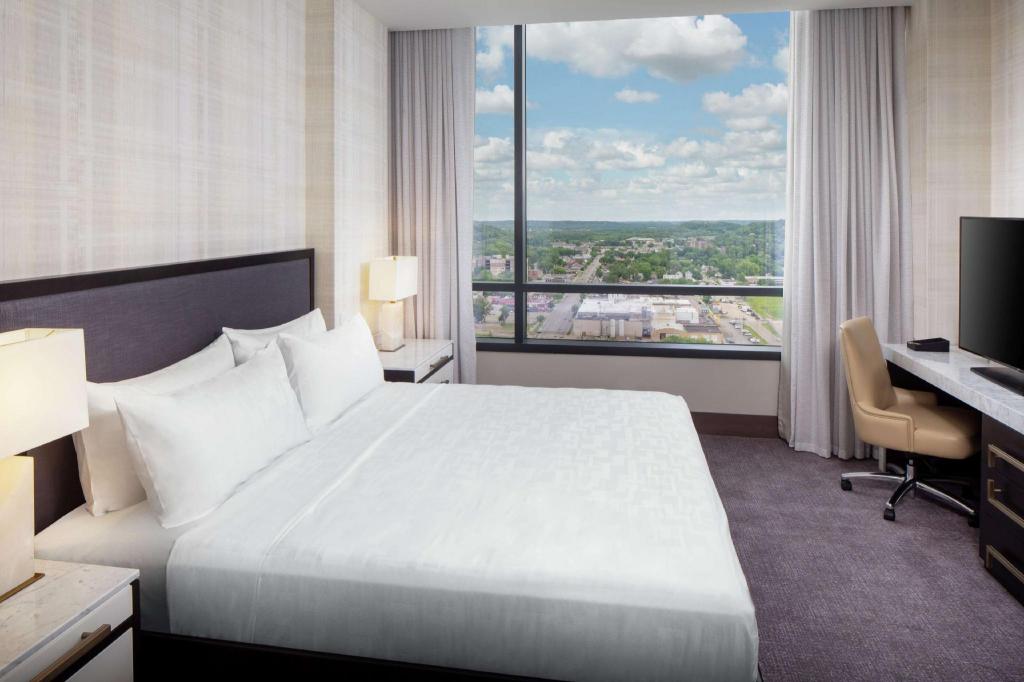 2 ROOMS, LUXURY, SUITE, KING BED, CORNER
