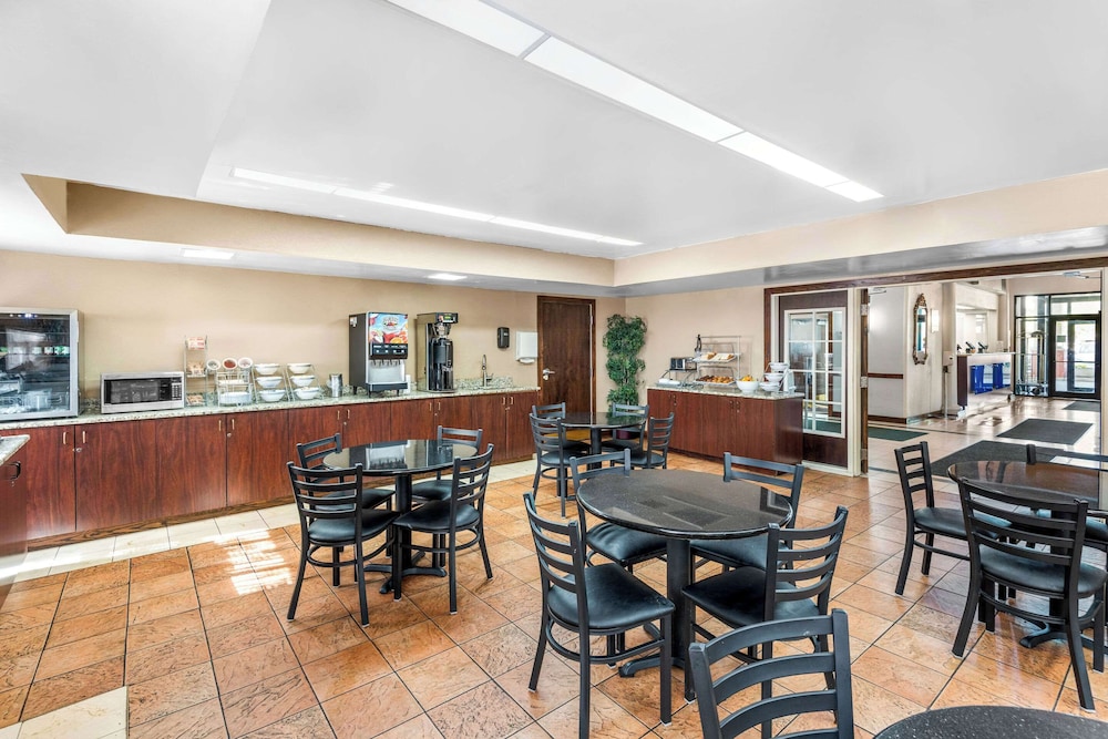 Clarion Inn & Suites Indianapolis Northwest 41/55