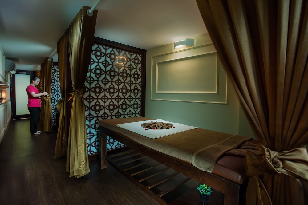 Ambassador Hanoi Hotel & Travel 25/40