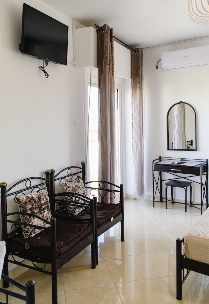 Nikolakakis Rooms Lavrio 44/65