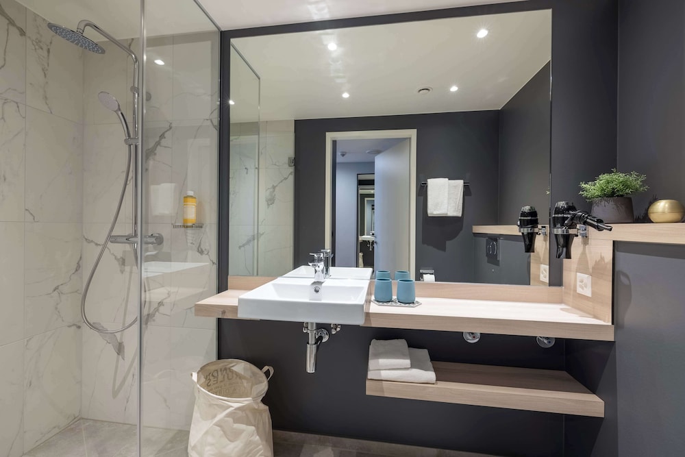 Radisson Hotel & Suites Zurich 50/50