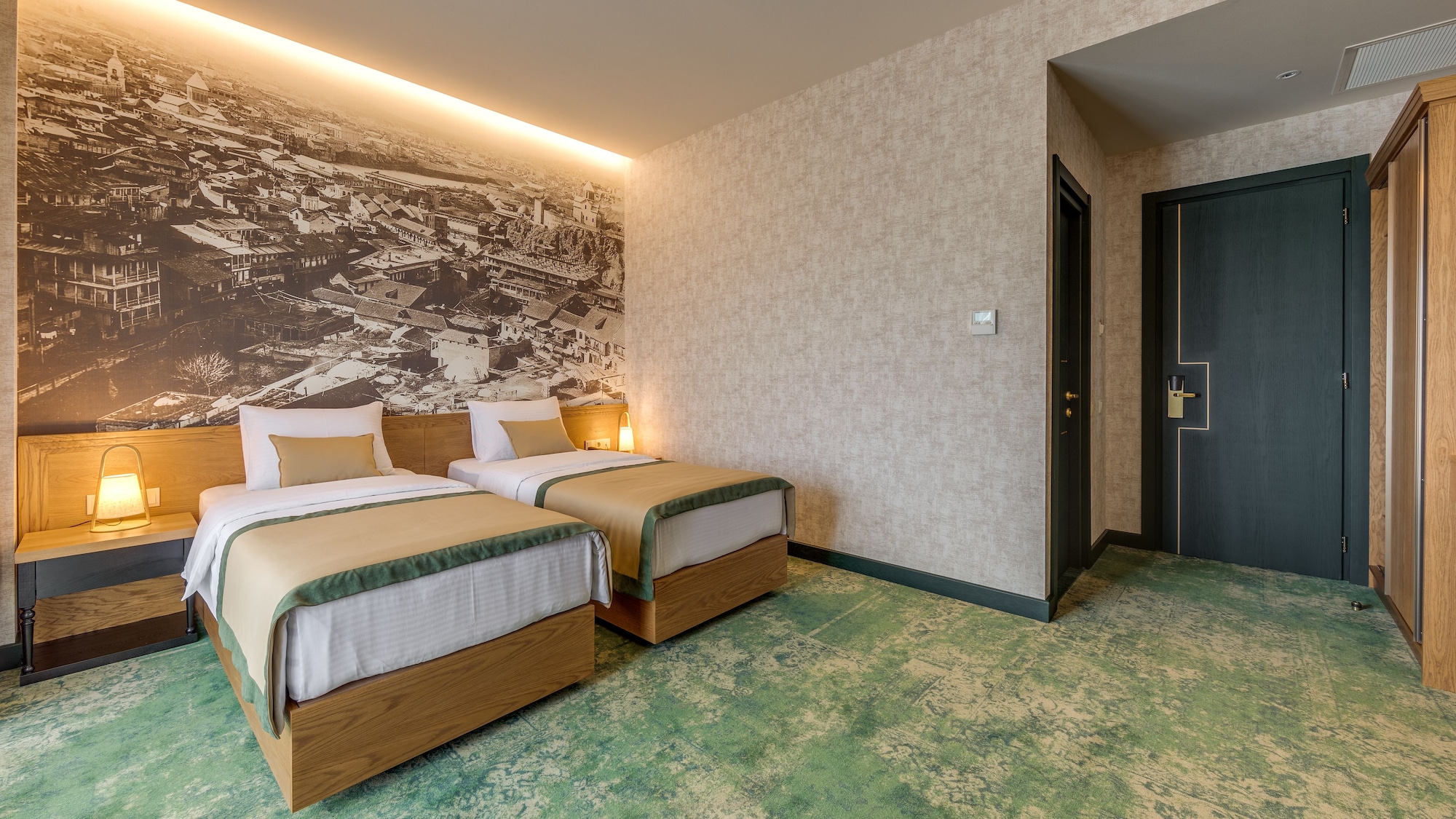 Superior, King Bed, City View 4/7