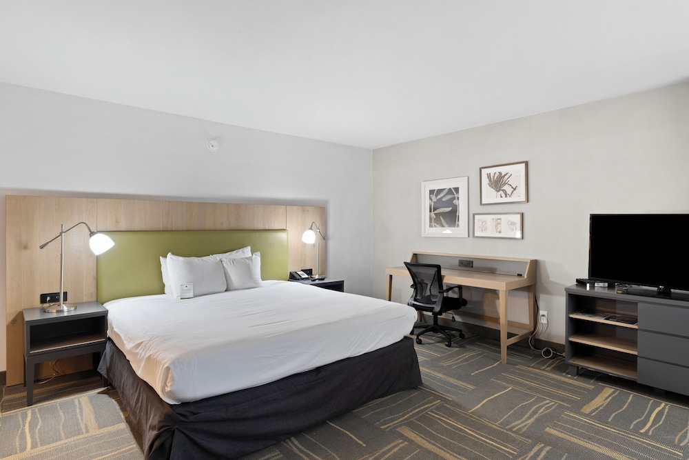 GreenTree Inn and Suites Phoenix Sky Harbor 22/65