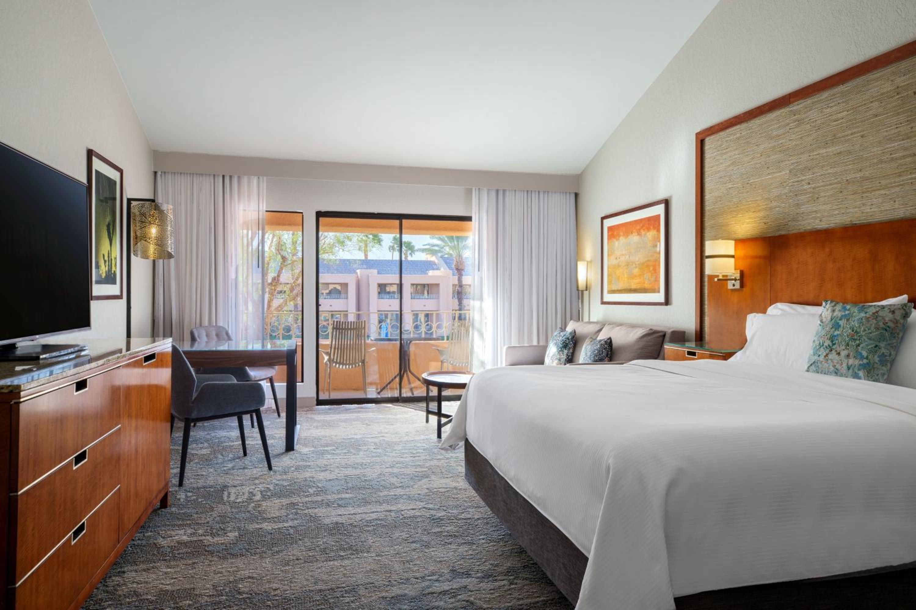 غرفة بسرير كينج بإطلالة على المسبح مع أريكة، The Westin Rancho Mirage Golf Resort and Spa 2/4