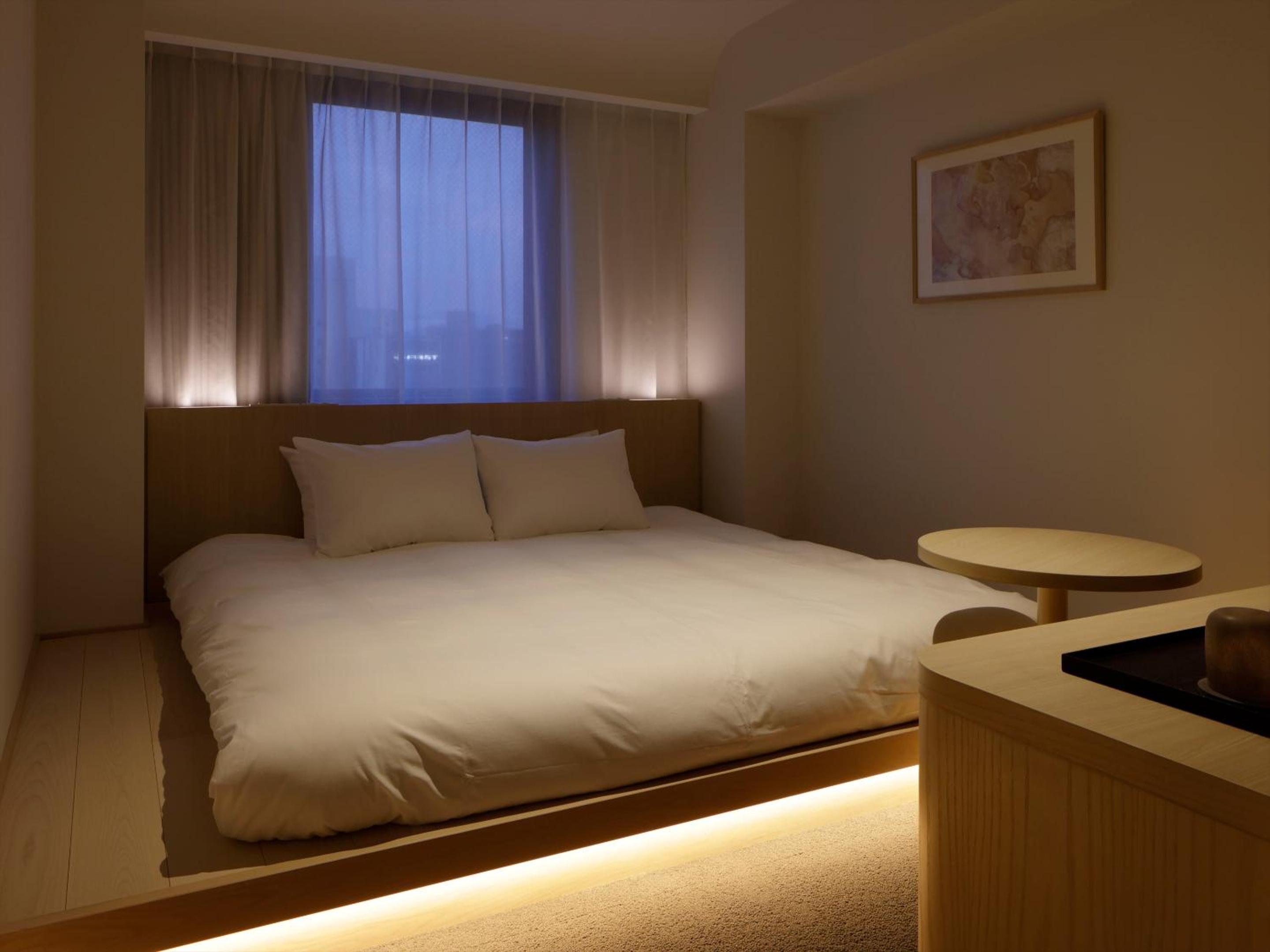 MODERATE, KING BED