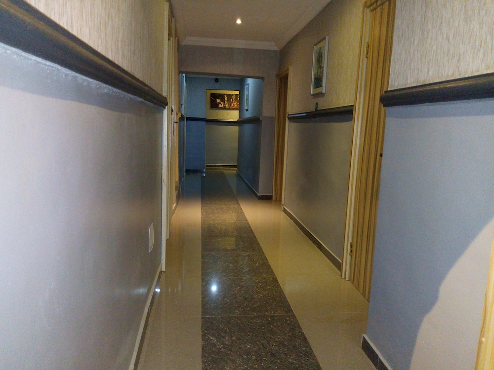 Euro Lounge And Suites 10/16