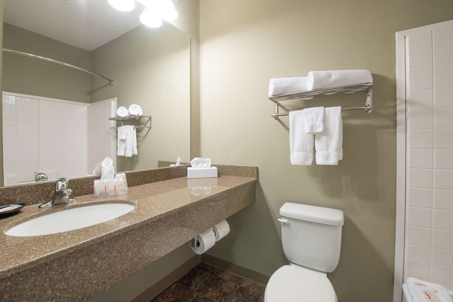 Bakken Airport Hotel And Suites Xwa 24/26