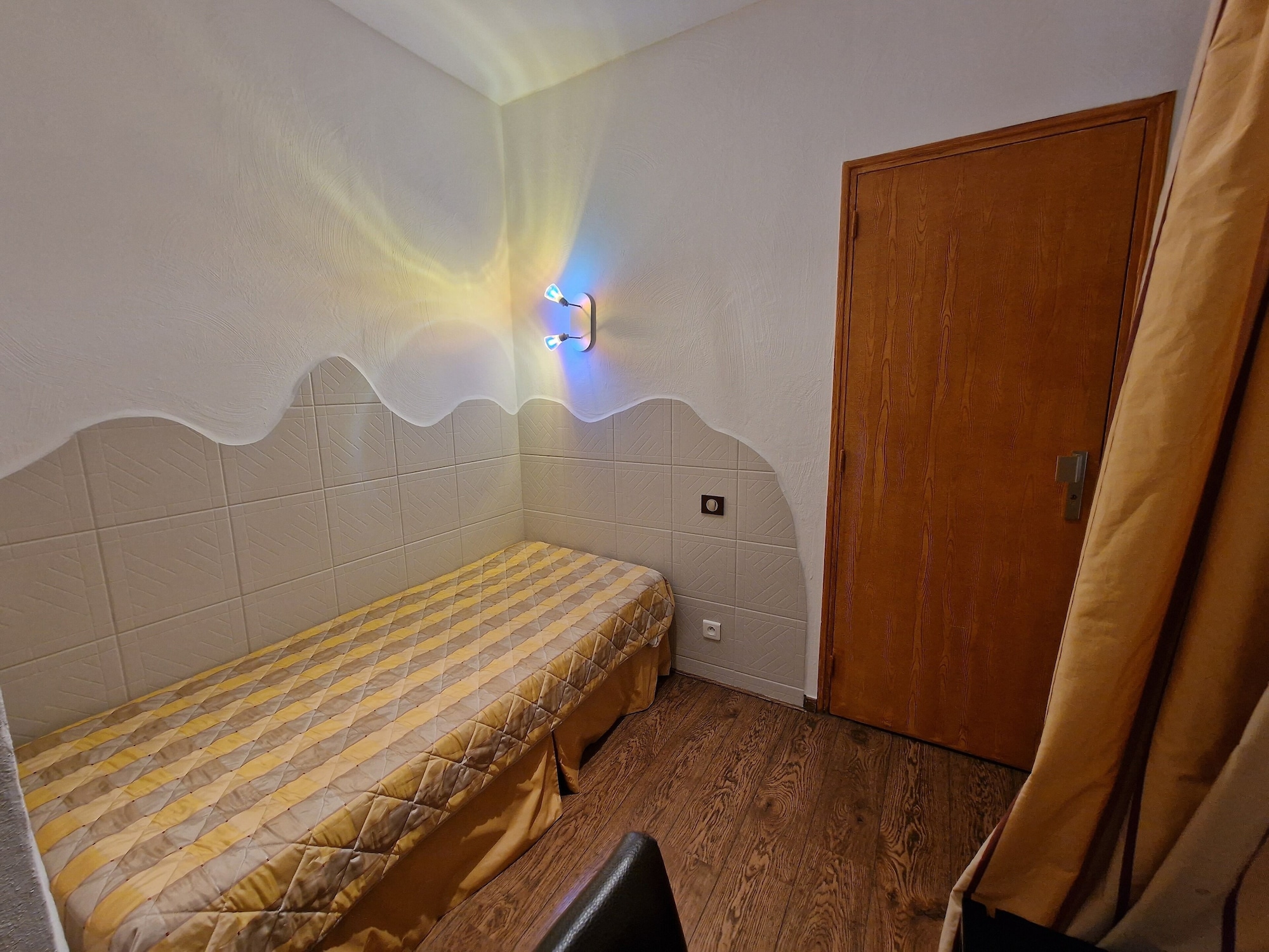 Economy, Queen Bed, Courtyard Area