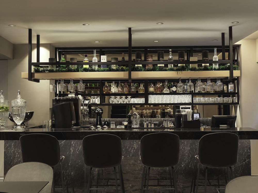 Heritage Hill Hotel 48/64
