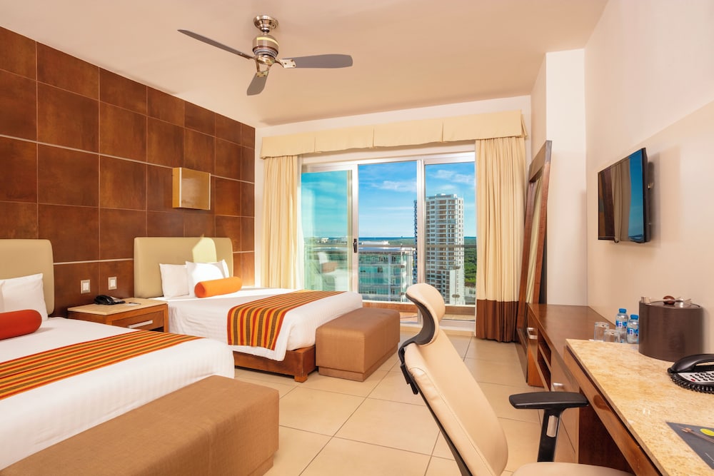 Krazy King or double bed Non Refundable، Krystal Urban Cancun 10/10