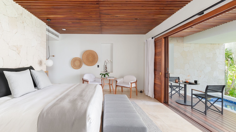 MASTER, SUITE, OCEAN FRONT