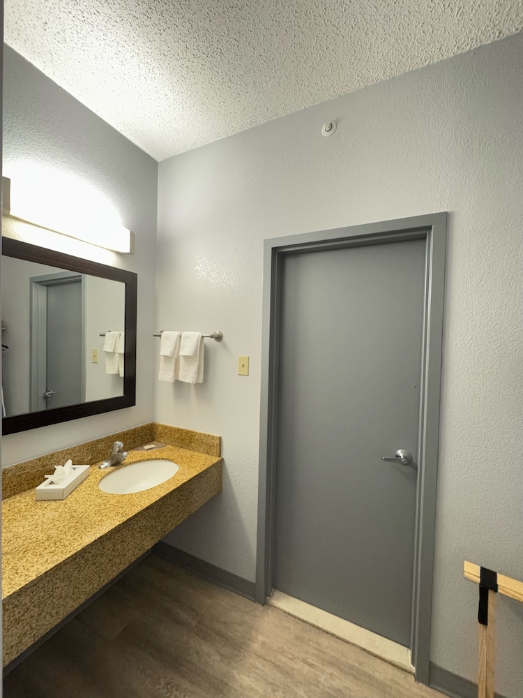Super 8 by Wyndham Dallas Love Field Airport 59/60