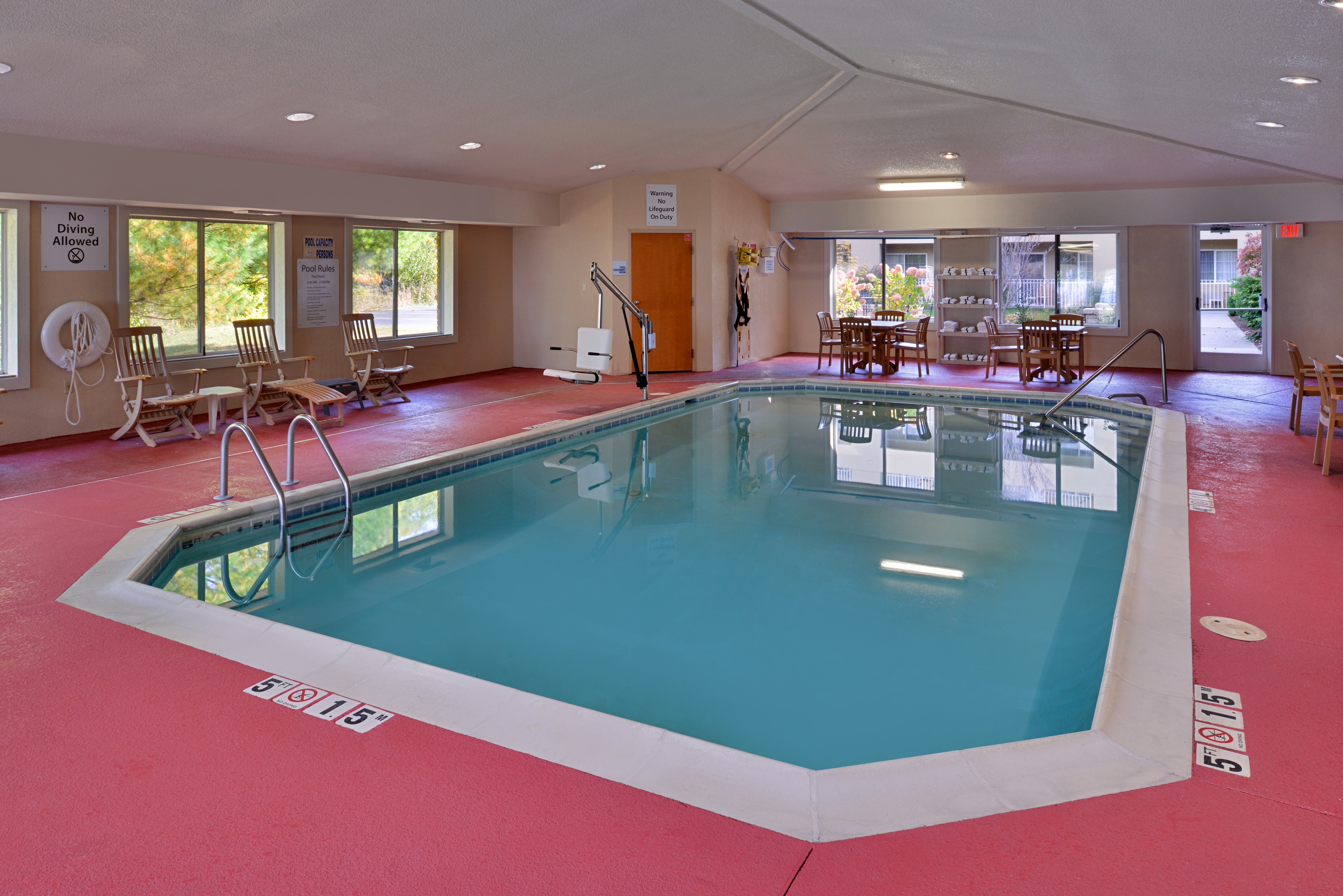 Holiday Inn Express Suites St Joseph 36/69