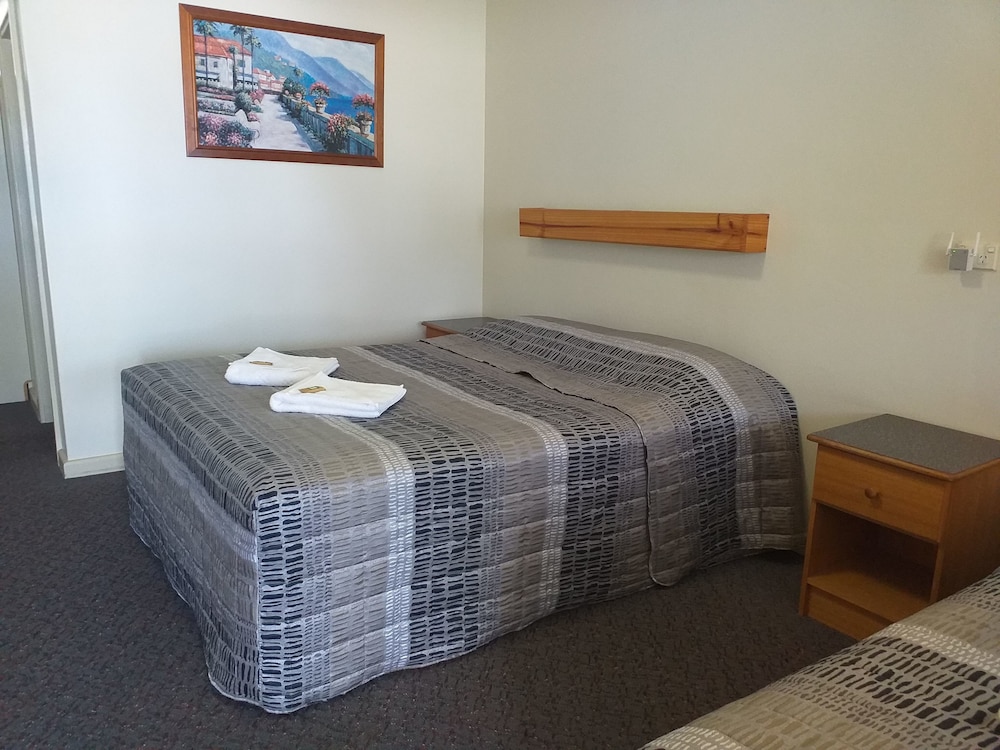 BUCKETTS WAY MOTEL 9/33