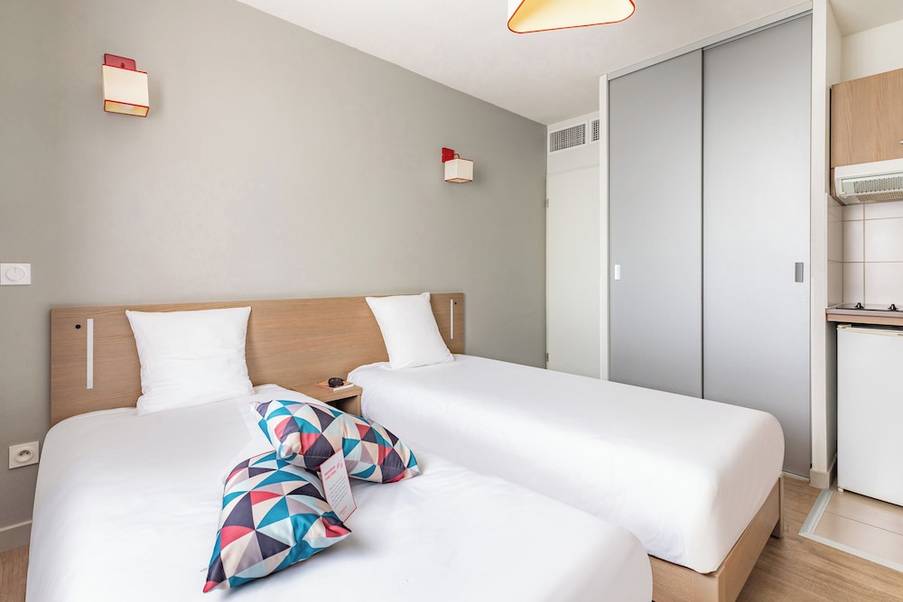 STUDIO, TWIN BEDS