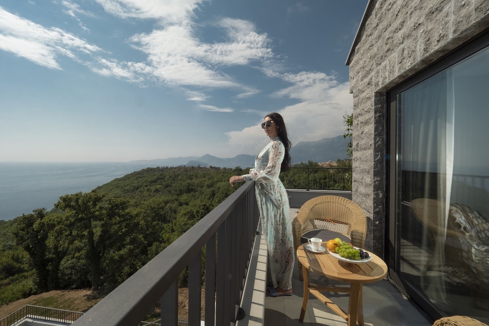 Vivid Blue Serenity Resort (Adult Only) 11/76