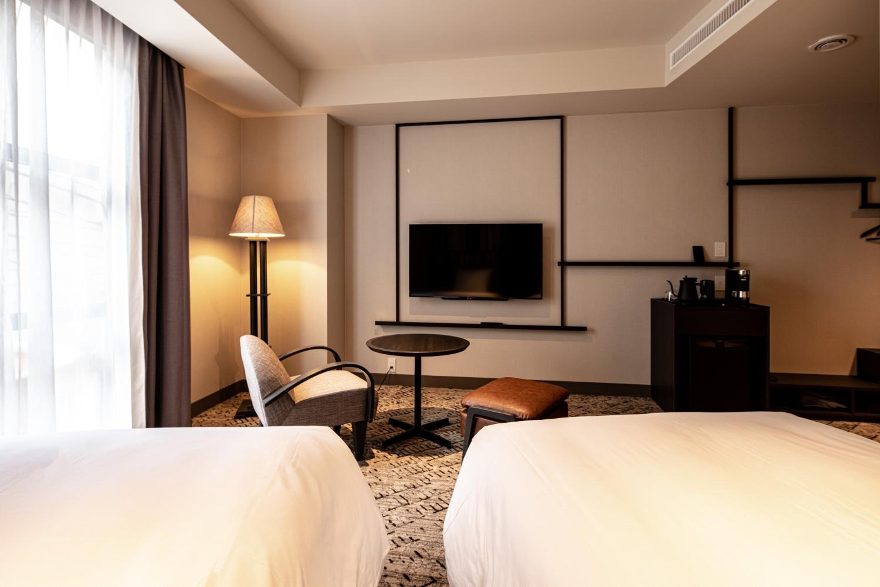 Episode 1, Twin Beds
