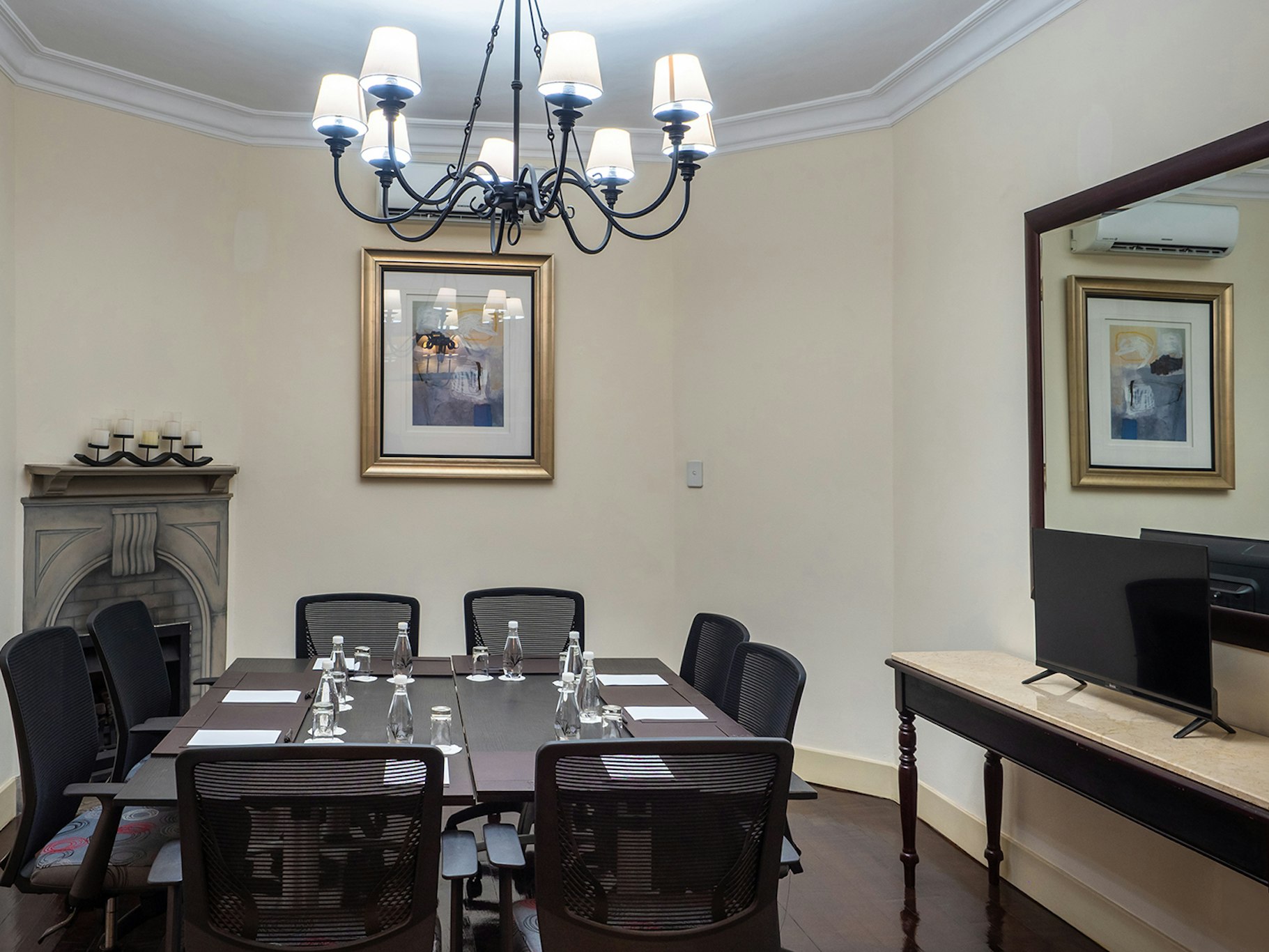 10 2nd Avenue Boutique Hotel 48/56