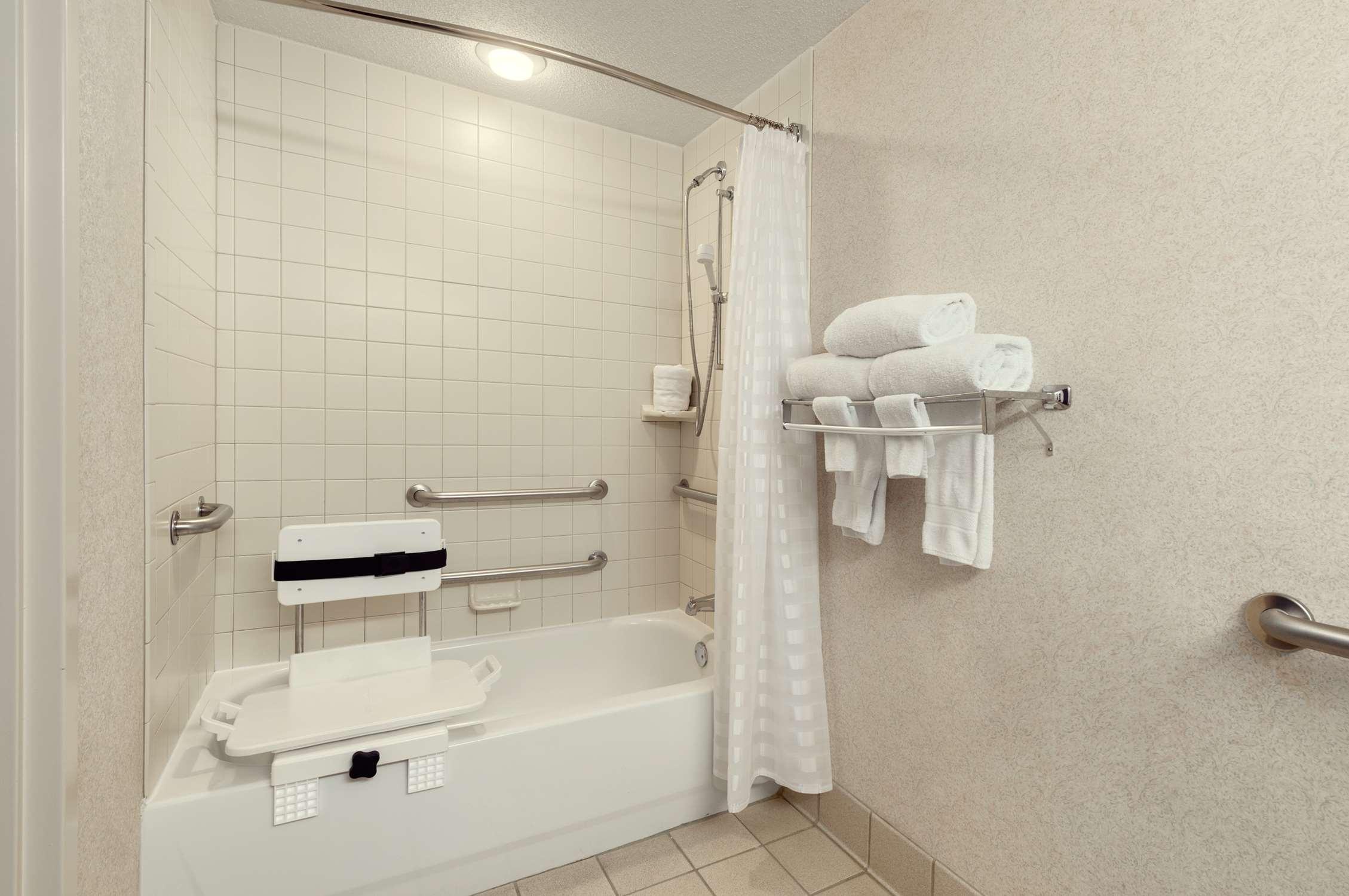 1 BEDROOM, KING BED, ACCESSIBLE